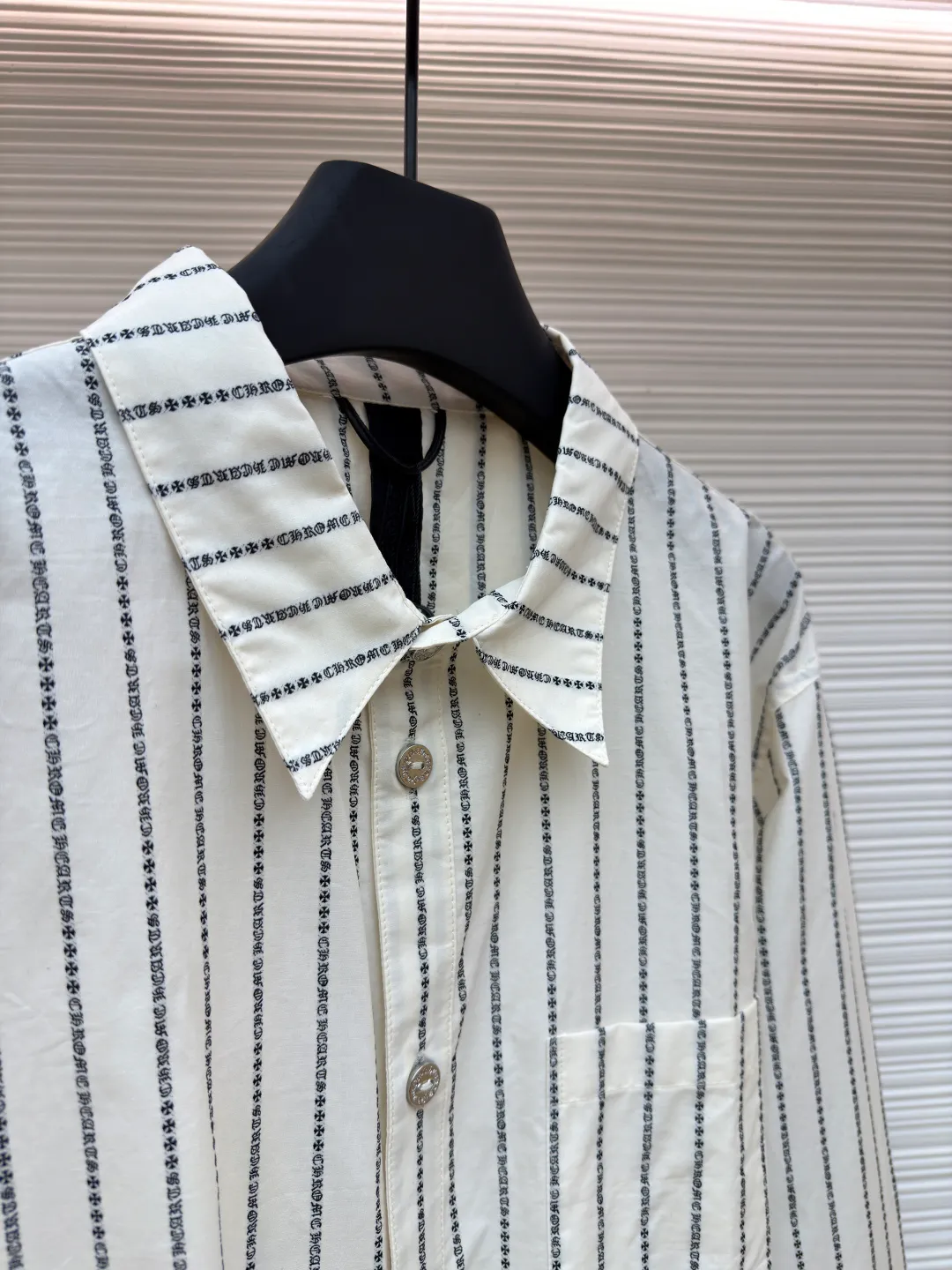 Chrome Hearts Sanskrit all-over yarn-dyed shirt ●Item number: 1680866-B60 ●Fabric: shirt fabric ●Technology: printing production ●Version: loose fit ●Weight: about 265 grams ●Size: S-M-L ●Description: The custom-dyed knitting yarn is made of 100-count double-ply yarn. (Minimum quantity of 1000 meters) is made on a large-scale yarn-dyed jacquard machine. It is paired with professional shirt ironing and sleeve ironing. Customized mold opening 14mm glazed black and silver buttons. Customized black and white printed small label. Customized 2.2×12cm black label. 0.3cm leather hanging ears. Customized accessories. The workmanship details are very good. The overall wiring is straight and delicate, the fabric is comfortable and soft, and the color is consistent without color difference. It can be matched with the same style to create a fashionable look and control various occasions. Customized accessories, complete with three standards, same style for men and women!